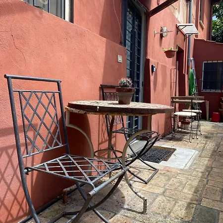 The Pilgrim's Court * רומא